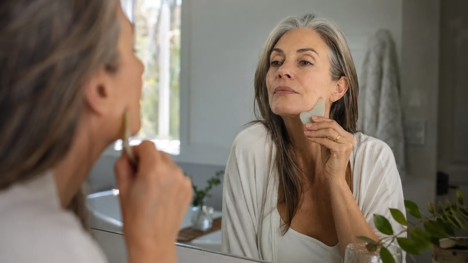Gua Sha vs Ice Roller: Which One Actually Depuffs a Tired Face